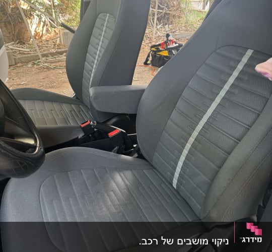 מושבי רכב נקיים לאחר ניקוי יסודי
